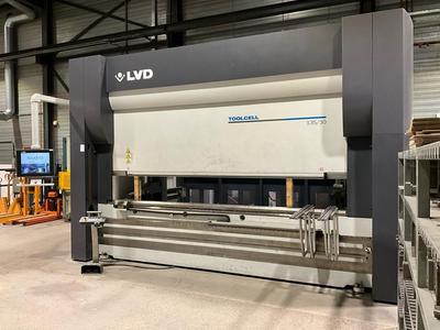 Overview picture of 2015 LVD ToolCell 135/30 CNC press brake